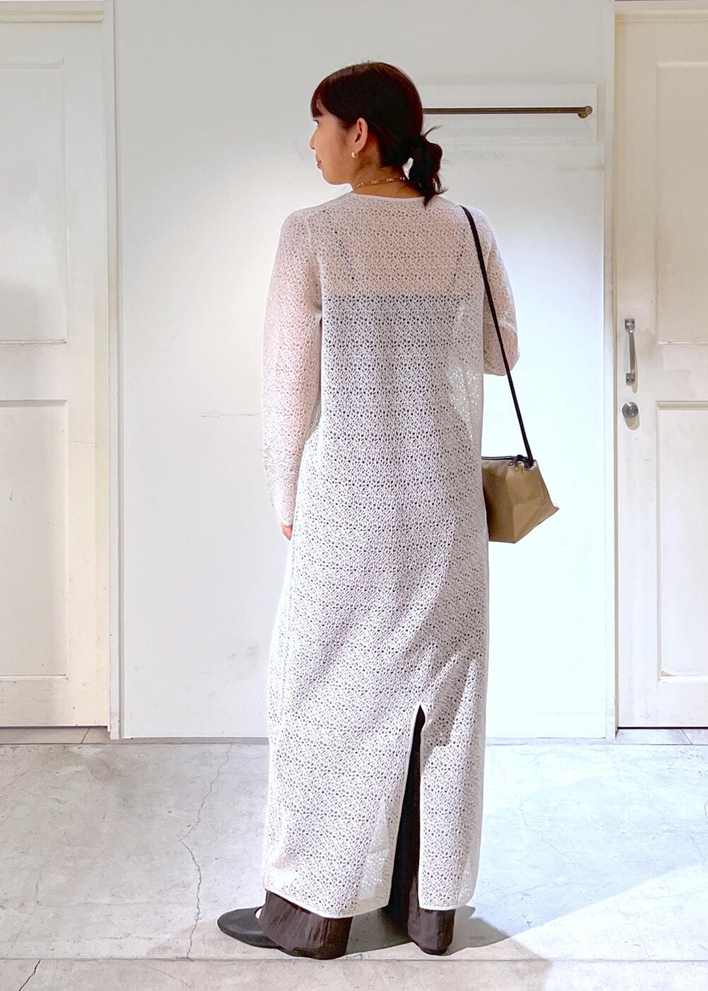 ブラウン系のその他パンツ、ブラック系のパンプス、グレー系のワンピースを着用したレディースの秋コーディネートの3枚目の写真