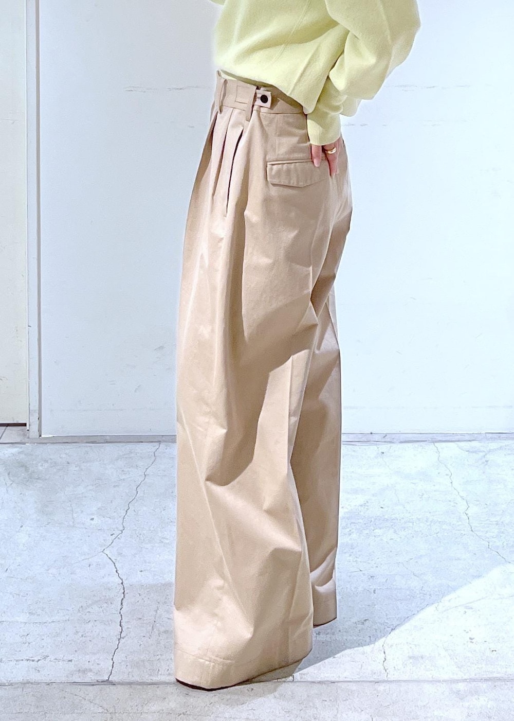 ブラウン系のローファー、ベージュ系のショルダーバッグ、ブラウン系のブルゾンを着用したレディースの冬コーディネートの4枚目の写真