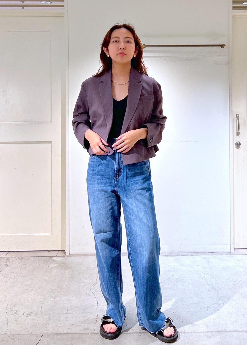 「ジャケット、ショートジャケット、リネン、キャミソール、ブラック、リブ、RED CARD、レッドカード、ハイウェスト、サンダル、フラットサンダル、MOHI、モヒ、LA SCAIA、ラスカイア」|「SALON adam et rope'のクロップドジャケット【セットアップ対応】(テーラードジャケット、グレー系)」を使った、EBATAさん(レディース・162cm)の春コーディネートの4枚目の写真