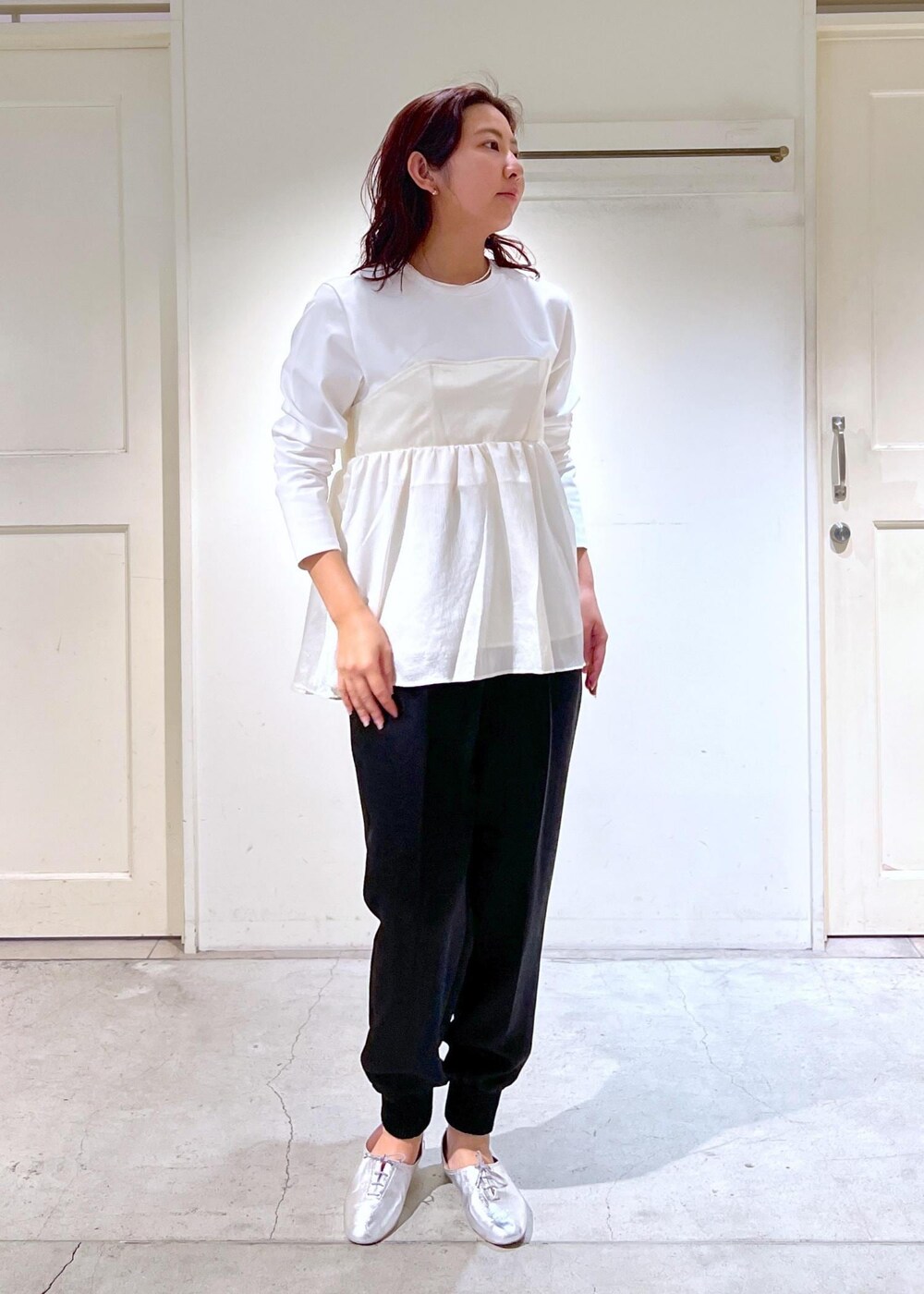 ブラック系のその他パンツ、シルバー系のその他シューズ、ホワイト系のTシャツ/カットソーを着用したレディースの春コーディネートの5枚目の写真