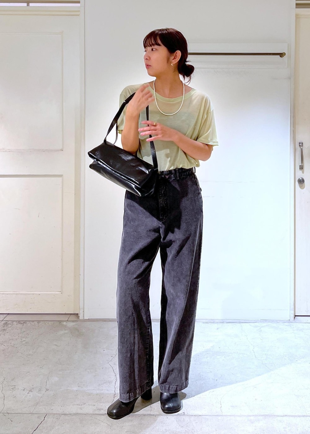 グレー系のその他パンツ、ブラック系のショルダーバッグ、ブラック系のブーツを着用したレディースの夏コーディネートの5枚目の写真