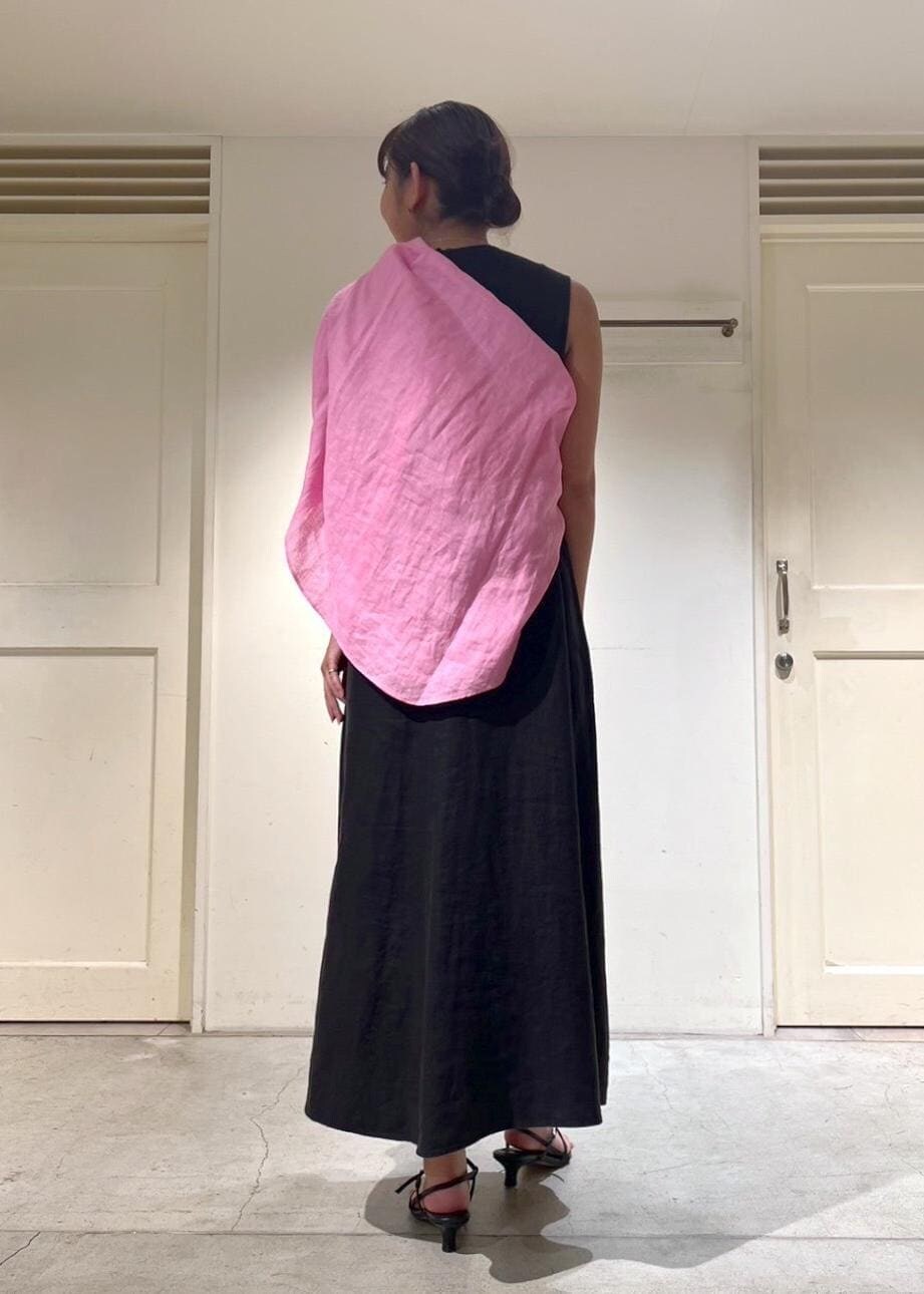 ブラック系のサンダル、ブラック系のワンピース、ピンク系のシャツ/ブラウスを着用したレディースの夏コーディネートの3枚目の写真