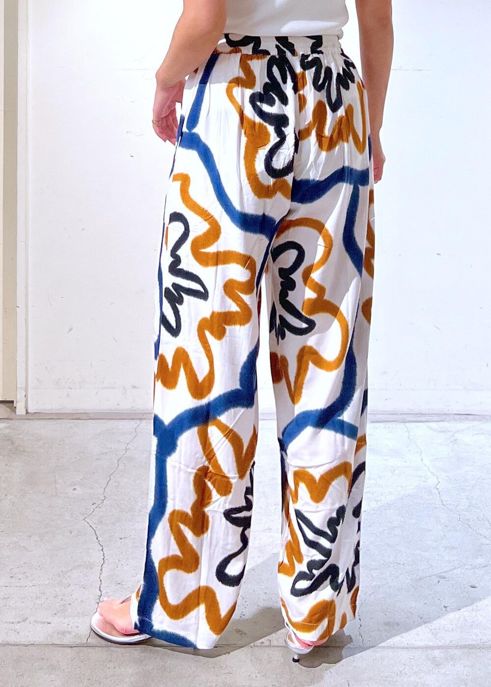 シルバー系のサンダル、グレー系のTシャツ/カットソーを着用したレディースの春コーディネートの7枚目の写真