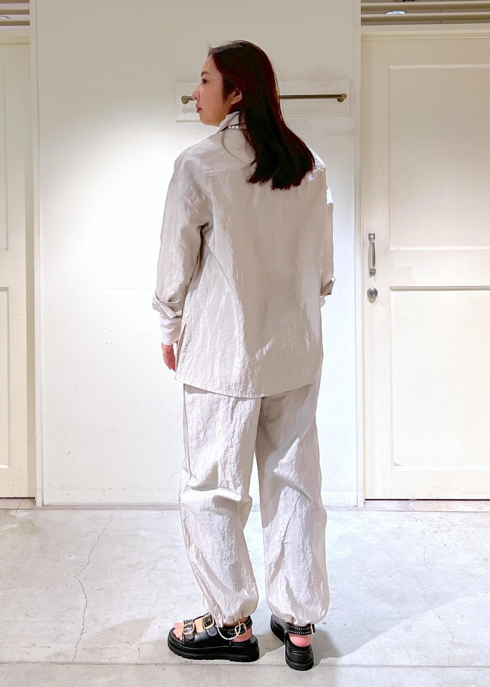 ホワイト系のTシャツ/カットソー、ブラック系のトートバッグ、グレー系のその他パンツを着用したレディースの冬コーディネートの4枚目の写真