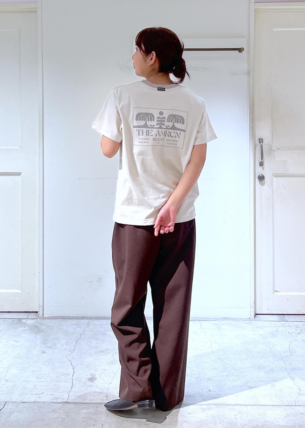 ブラック系のその他シューズ、ホワイト系のブルゾン、ホワイト系のTシャツ/カットソーを着用したレディースの春コーディネートの5枚目の写真