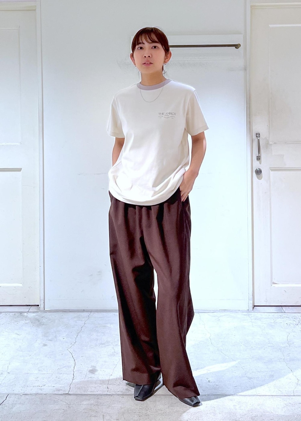 ブラック系のその他シューズ、ホワイト系のブルゾン、ホワイト系のTシャツ/カットソーを着用したレディースの春コーディネートの4枚目の写真