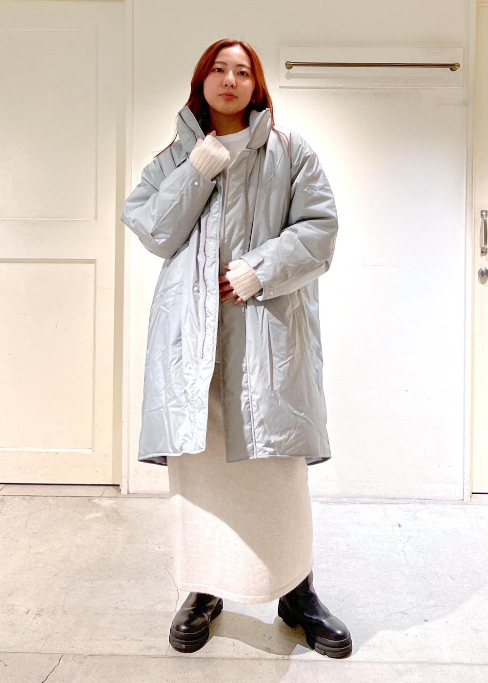 ホワイト系のスウェット、シルバー系のその他アウター、ホワイト系のスカートを着用したレディースの冬コーディネートの3枚目の写真