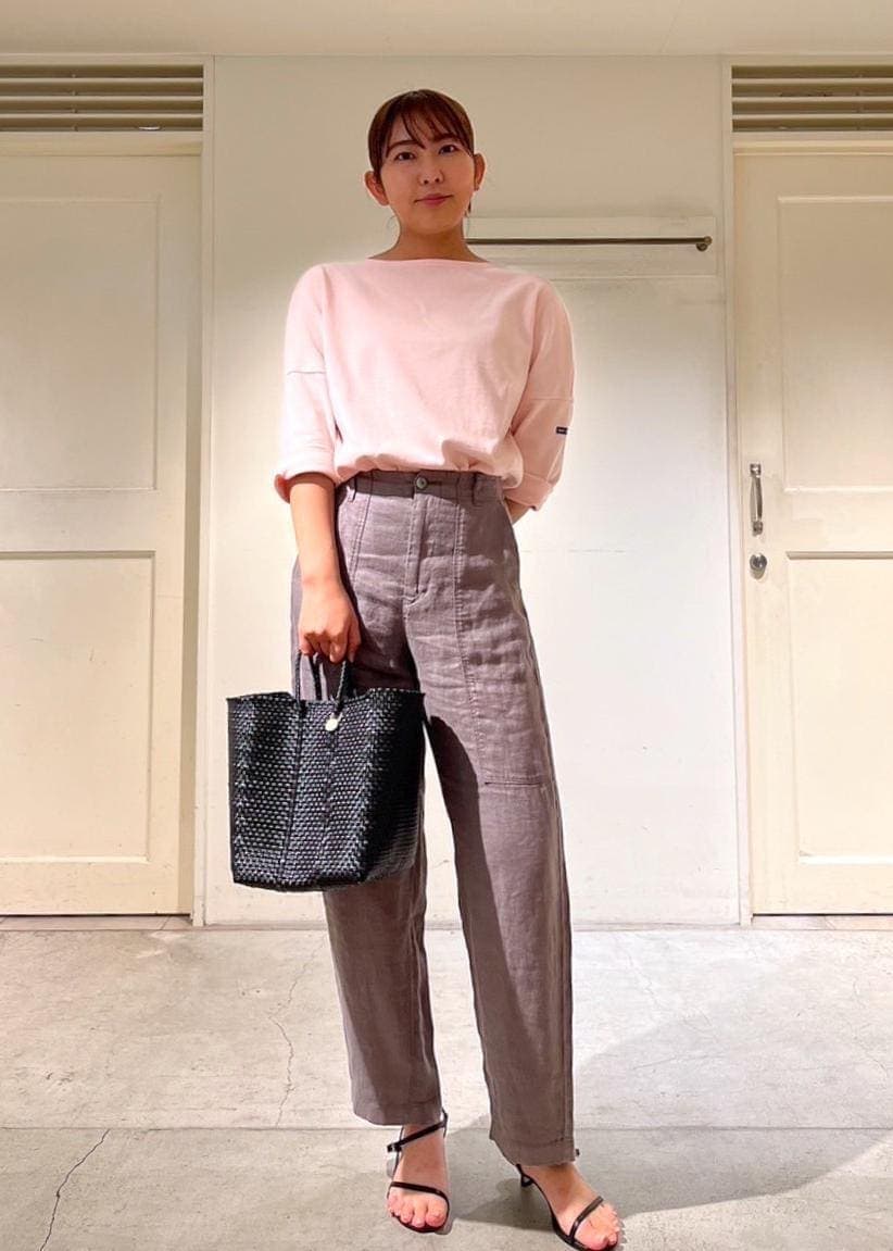 ブラック系のサンダル、グリーン系のその他パンツ、ブラック系のかごバッグを着用したレディースの夏コーディネートの2枚目の写真