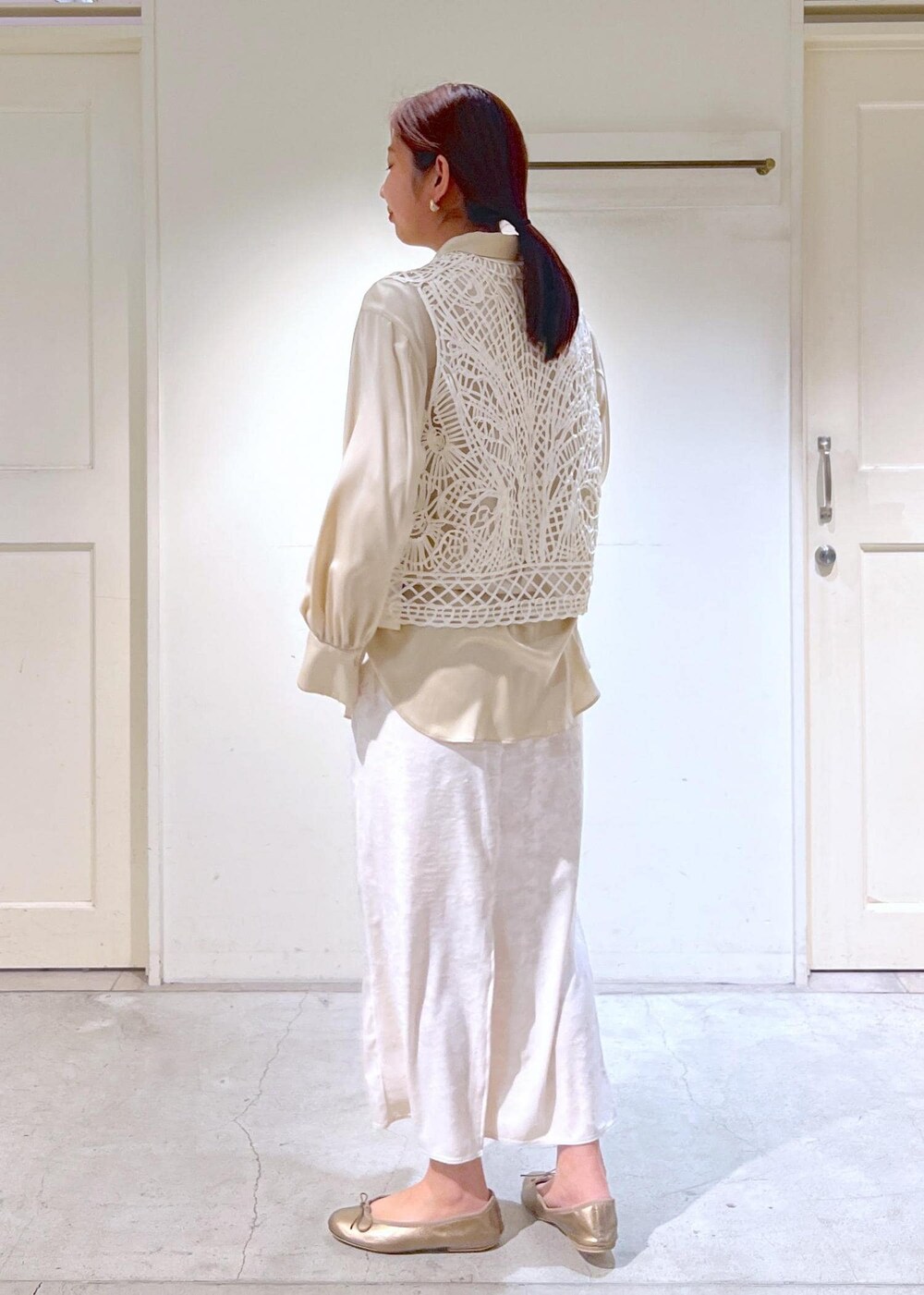 「UP + LIKE LINEN、セットアップ、ジャケット、リネンライク、ガウンコード、レースジレ、レースベスト、ジレ、ベスト、シルク、シャツ、シルクシャツ、ウォッシャブル、ベロア、ベロアスカート」｜「SALON adam et rope'のウォッシャブルシルクオーバーシャツ【セットアップ対応】（シャツ/ブラウス、ベージュ系）」を使った、EBATAさん（レディース・162cm）の冬コーディネートの5枚目の写真