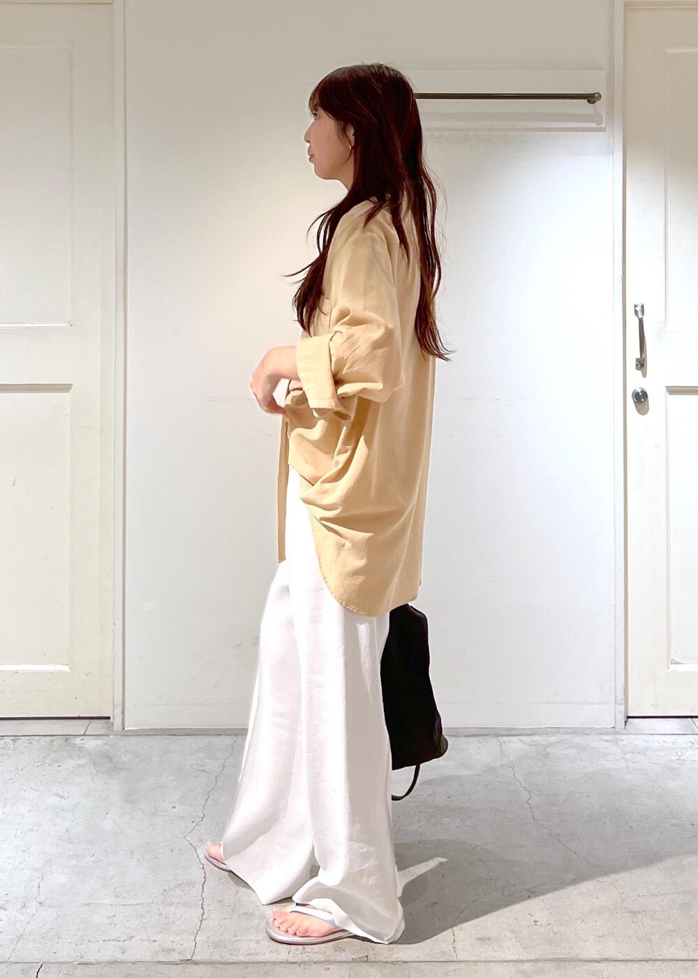 シルバー系のサンダル、ホワイト系のその他パンツ、ベージュ系のシャツ/ブラウスを着用したレディースの夏コーディネートの3枚目の写真