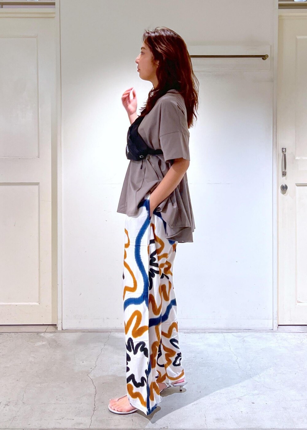 シルバー系のサンダル、グレー系のTシャツ/カットソーを着用したレディースの春コーディネートの3枚目の写真