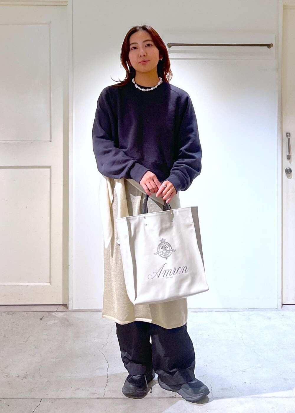 「チャコール、チャコールグレー、クルーネック、クロップド丈、スカーフ、ショール、カシミヤショール、カシミヤ、ホワイト、シアー、ゴールド、ラメ、Americana、TEMBEA、初冬コーデ」｜「SALON adam et rope'のラメノースリーブワンピース【洗える】（ワンピース、ゴールド系）」を使った、EBATAさん（レディース・162cm）の冬コーディネートの2枚目の写真