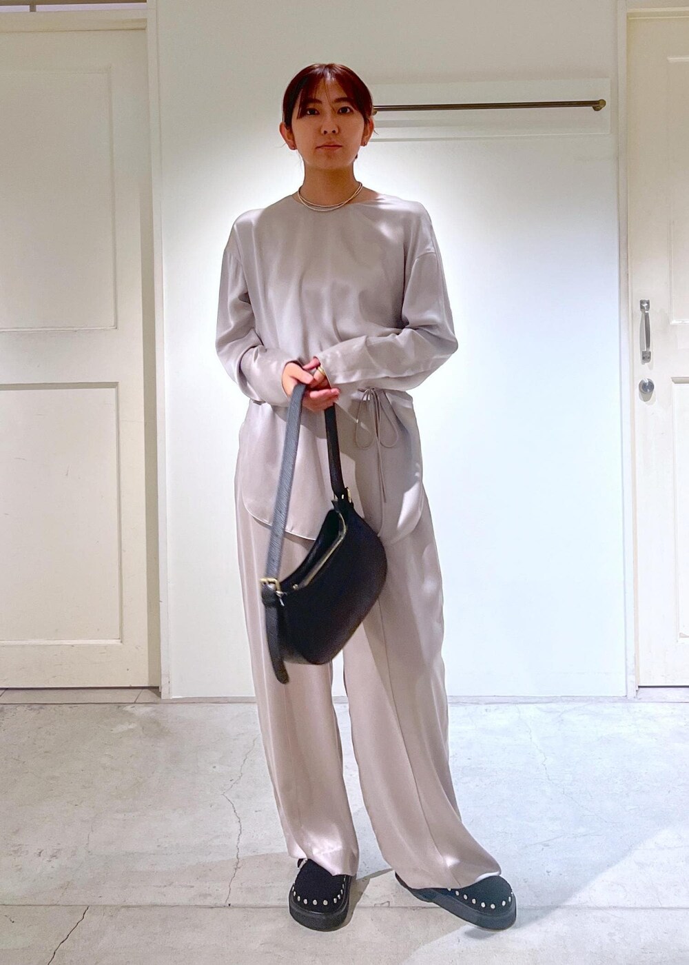 グレー系のその他パンツ、グレー系のシャツ/ブラウス、ブラック系のショルダーバッグを着用したレディースの秋コーディネートの4枚目の写真