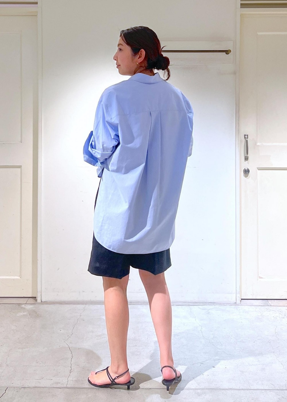 ブラック系のサンダル、ホワイト系のTシャツ/カットソー、ベージュ系のかごバッグを着用したレディースの春コーディネートの6枚目の写真