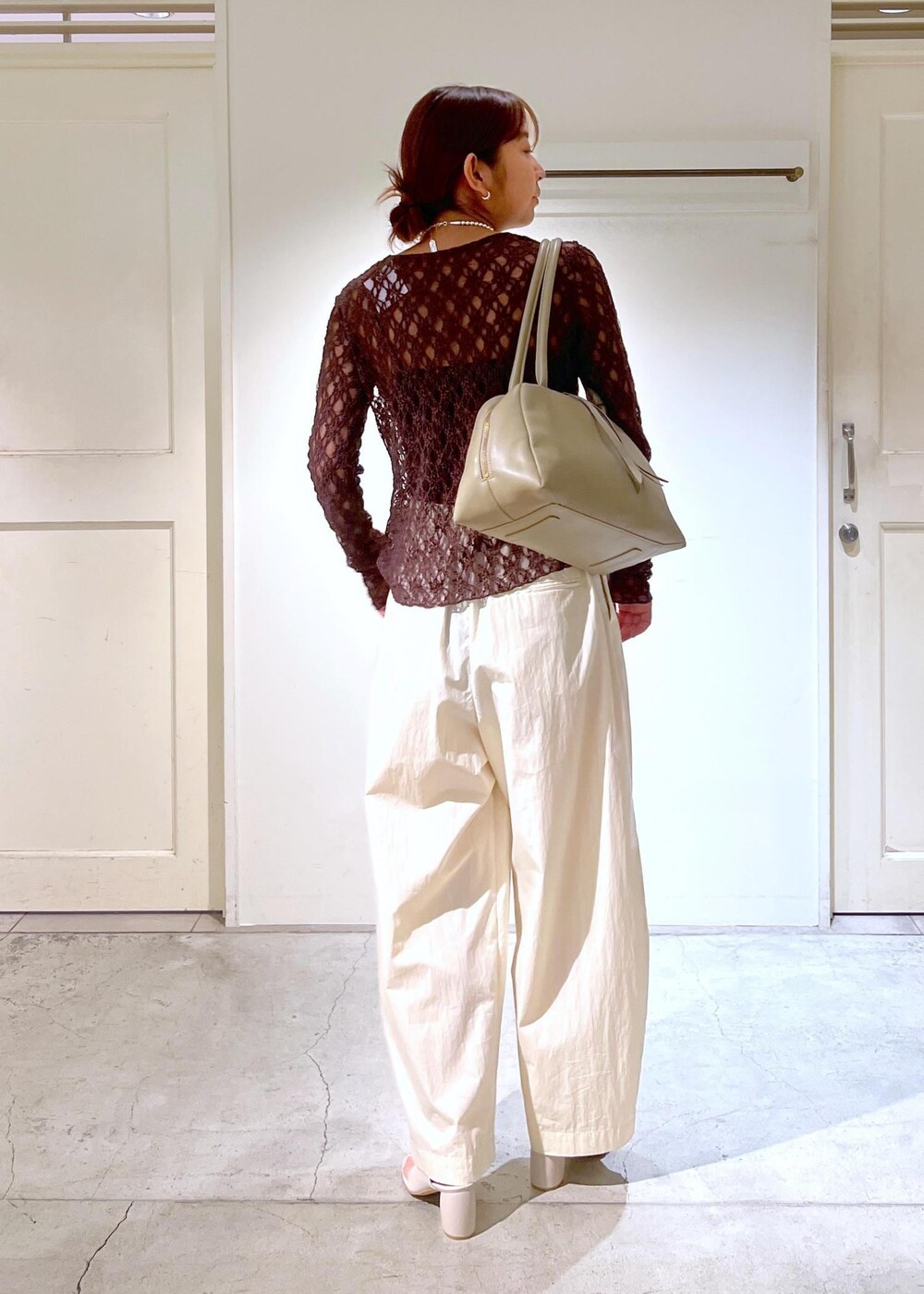 ベージュ系のボストンバッグ、グレー系のサンダル、ホワイト系のその他パンツを着用したレディースの夏コーディネートの4枚目の写真