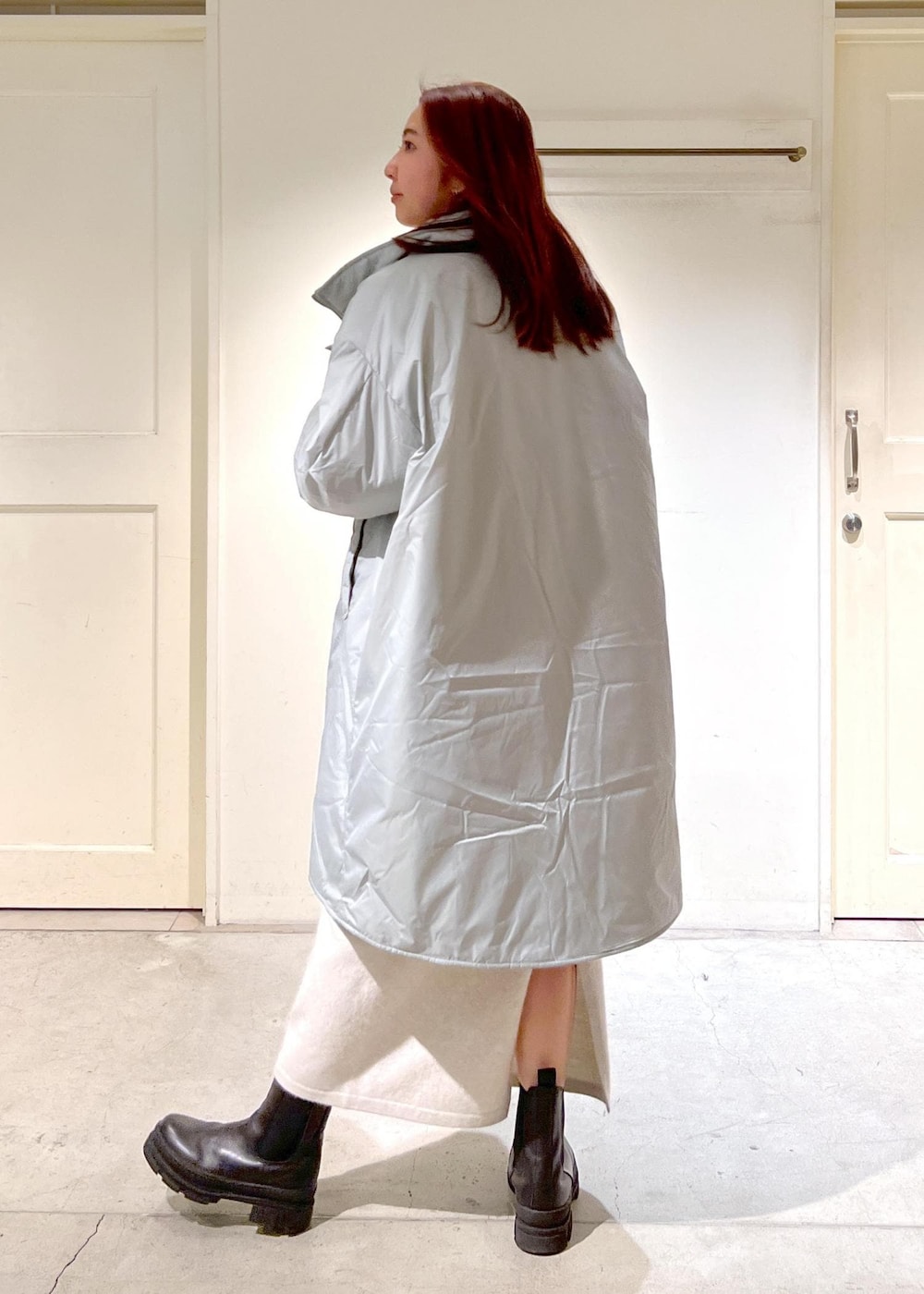 ホワイト系のスウェット、シルバー系のその他アウター、ホワイト系のスカートを着用したレディースの冬コーディネートの4枚目の写真