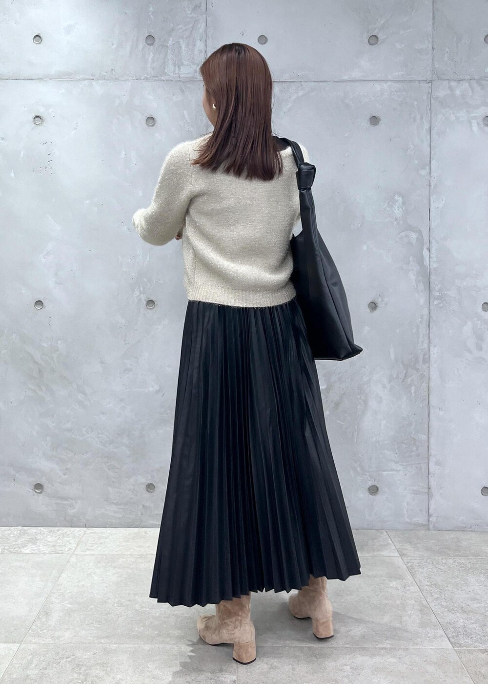 ブラウン系のブーツ、ブラック系のTシャツ/カットソー、ゴールド系のカーディガン/ボレロを着用したレディースの秋コーディネートの5枚目の写真