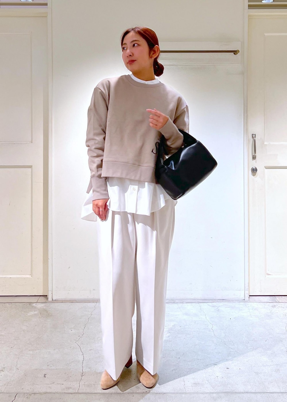 ホワイト系のシャツ/ブラウス、ブラック系のハンドバッグ、ブラウン系のブーツを着用したレディースの冬コーディネートの2枚目の写真