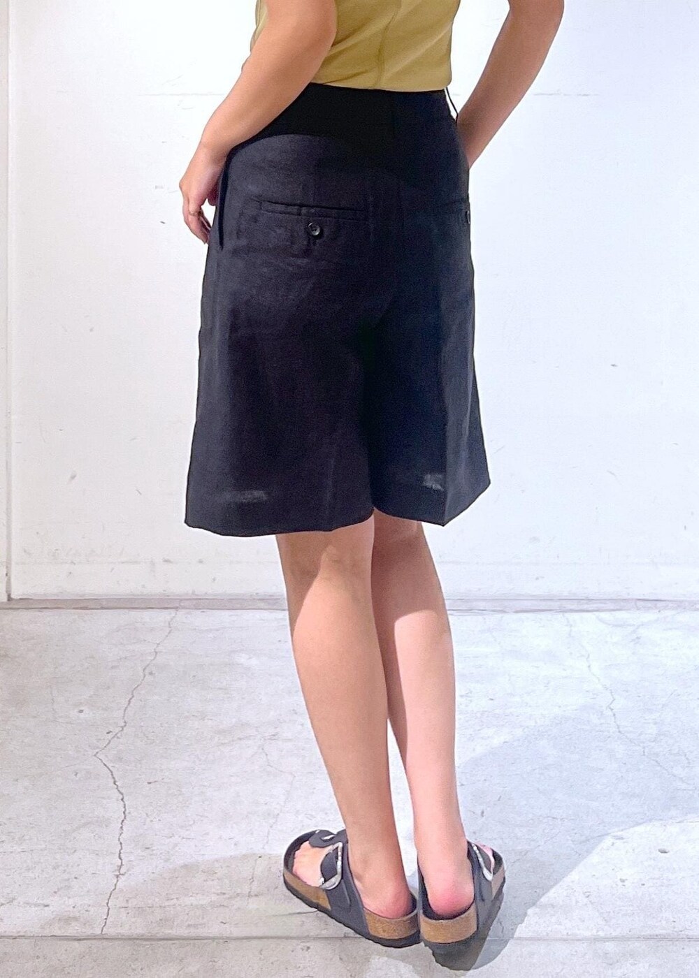 ブラック系のショルダーバッグ、ベージュ系のテーラードジャケット、ブラック系のその他パンツを着用したレディースの夏コーディネートの5枚目の写真