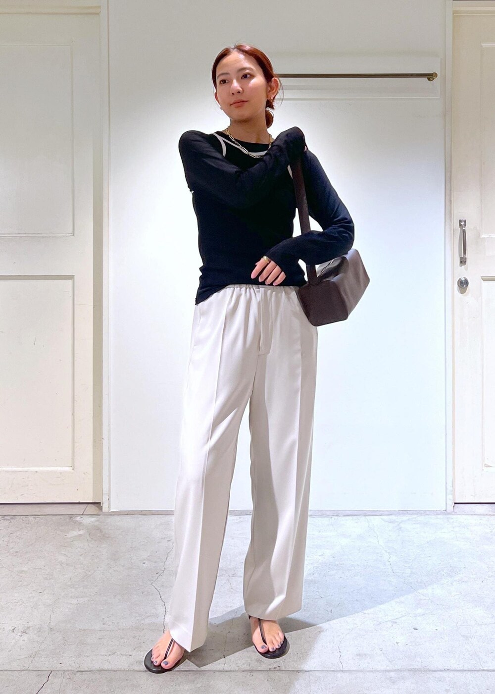 ブラック系のサンダル、ブラック系のタンクトップ、ブラック系のTシャツ/カットソーを着用したレディースの夏コーディネートの2枚目の写真