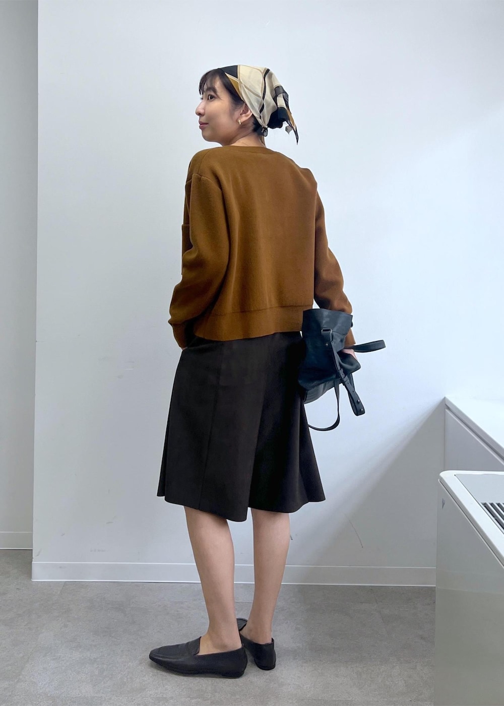 ブラック系のローファー、ブラウン系のその他パンツ、イエロー系のカーディガン/ボレロを着用したレディースの秋コーディネートの3枚目の写真