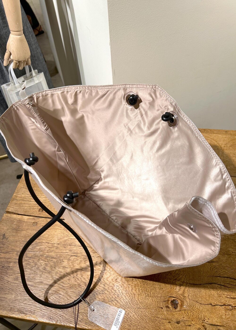 シルバー系のバレエシューズ、ブルー系のシャツ/ブラウス、ブラック系のジャンパースカートを着用したレディースの夏コーディネートの4枚目の写真