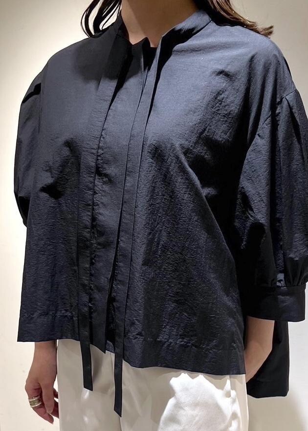 イエロー系のショルダーバッグ、ブラック系のサンダル、ホワイト系のその他パンツを着用したレディースの夏コーディネートの5枚目の写真