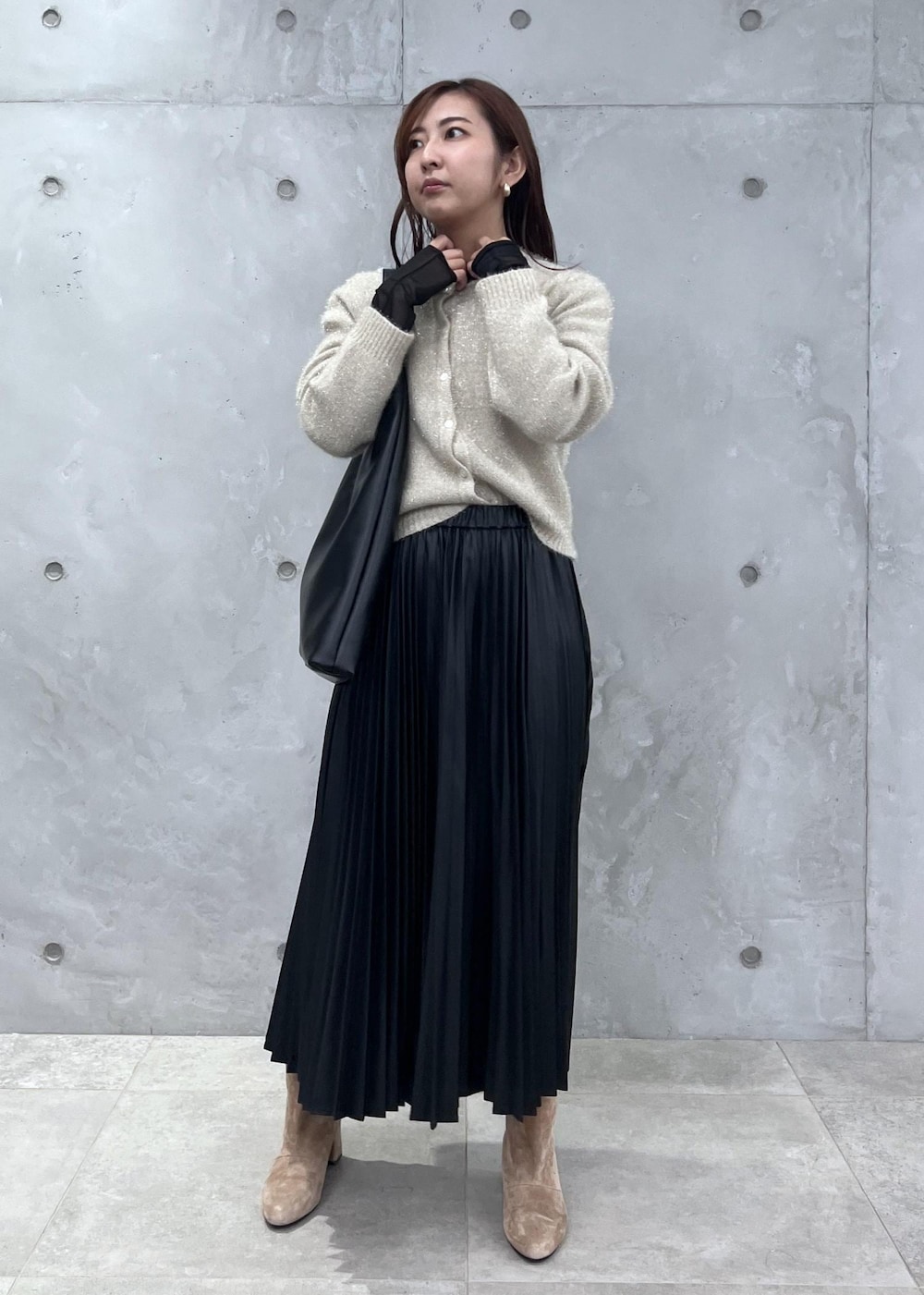 ブラウン系のブーツ、ブラック系のTシャツ/カットソー、ゴールド系のカーディガン/ボレロを着用したレディースの秋コーディネートの3枚目の写真