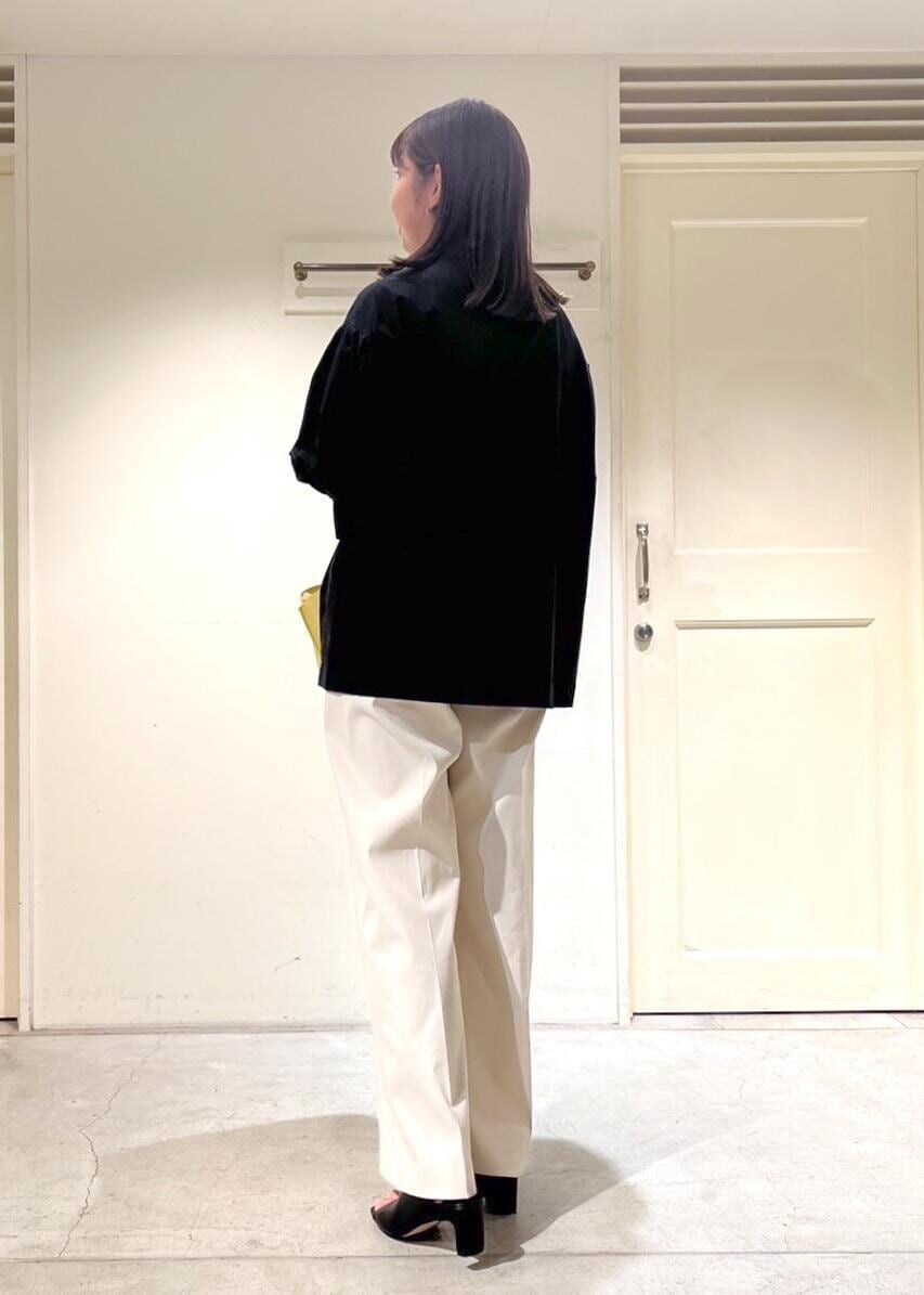 イエロー系のショルダーバッグ、ブラック系のサンダル、ホワイト系のその他パンツを着用したレディースの夏コーディネートの3枚目の写真