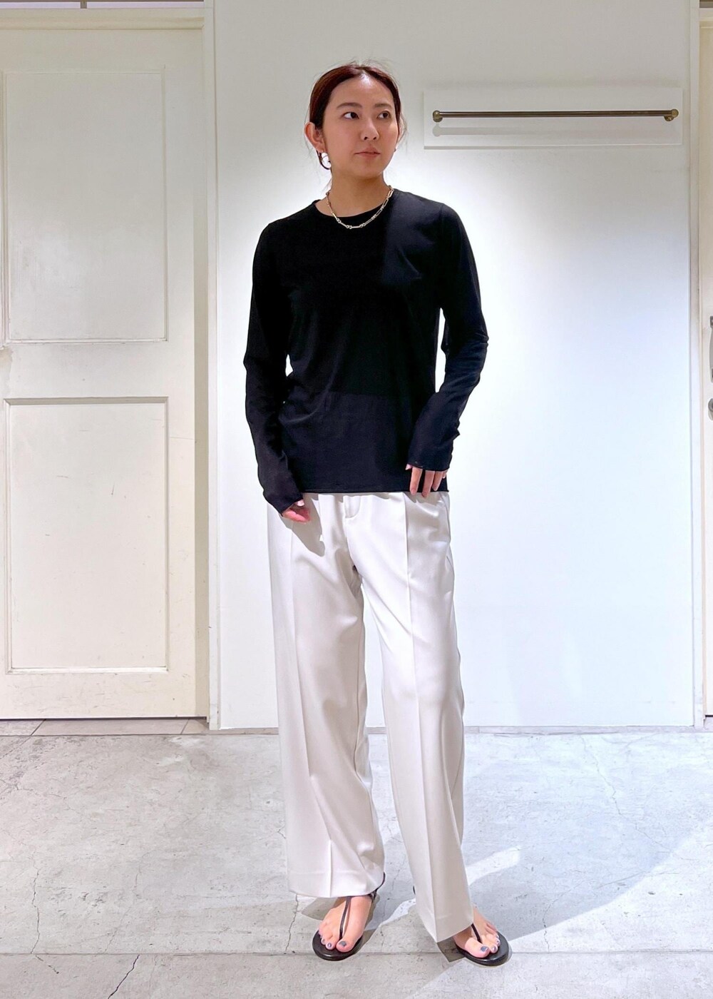 ブラック系のサンダル、ブラック系のタンクトップ、ブラック系のTシャツ/カットソーを着用したレディースの夏コーディネートの4枚目の写真