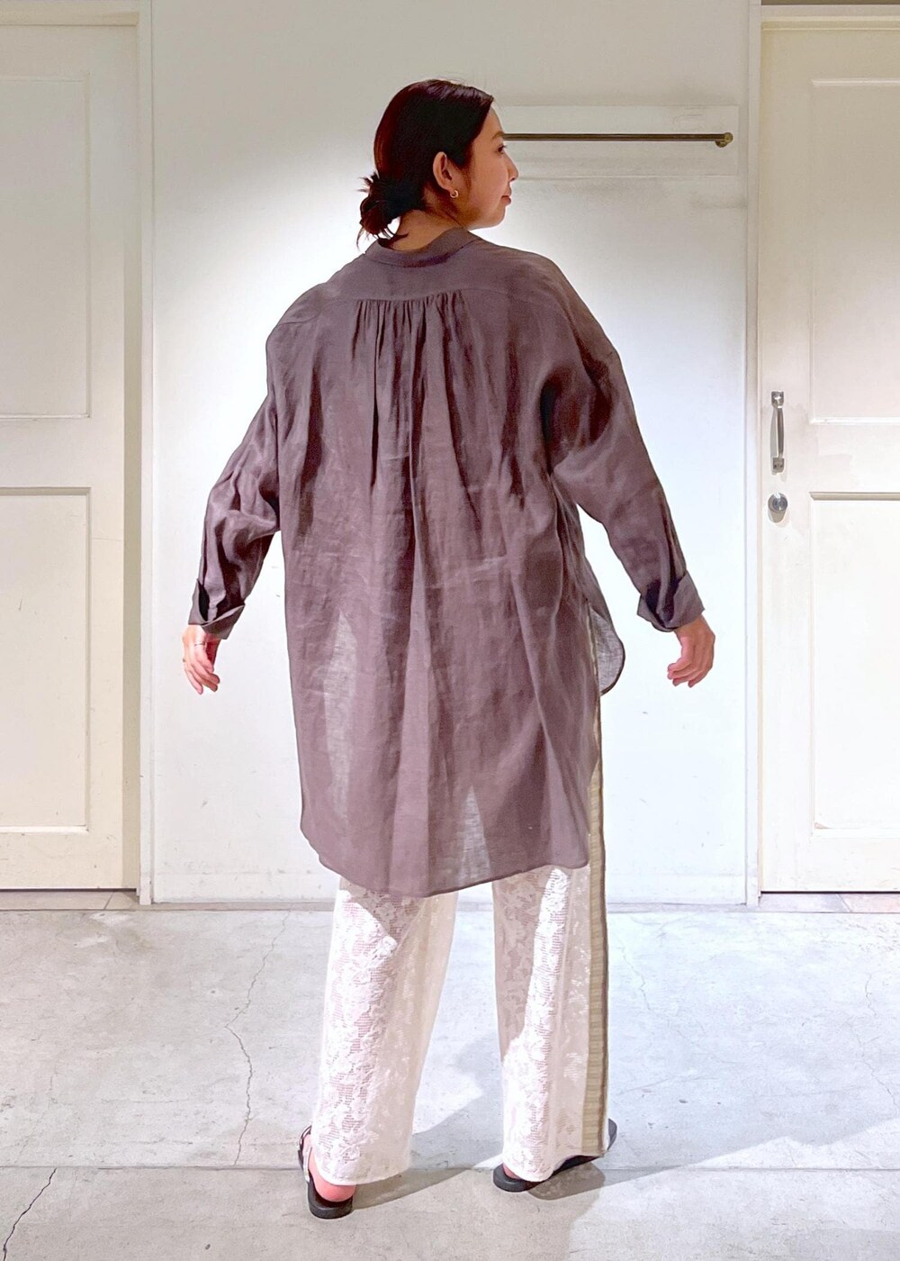 シルバー系のサンダル、ホワイト系のタンクトップ、イエロー系のキャミソールを着用したレディースの夏コーディネートの8枚目の写真