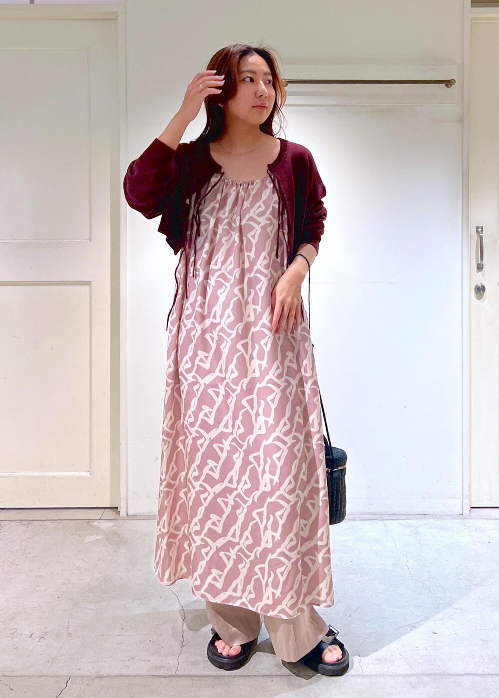イエロー系のワンピース、レッド系のニット/セーター、イエロー系のその他パンツを着用したレディースの春コーディネートの2枚目の写真