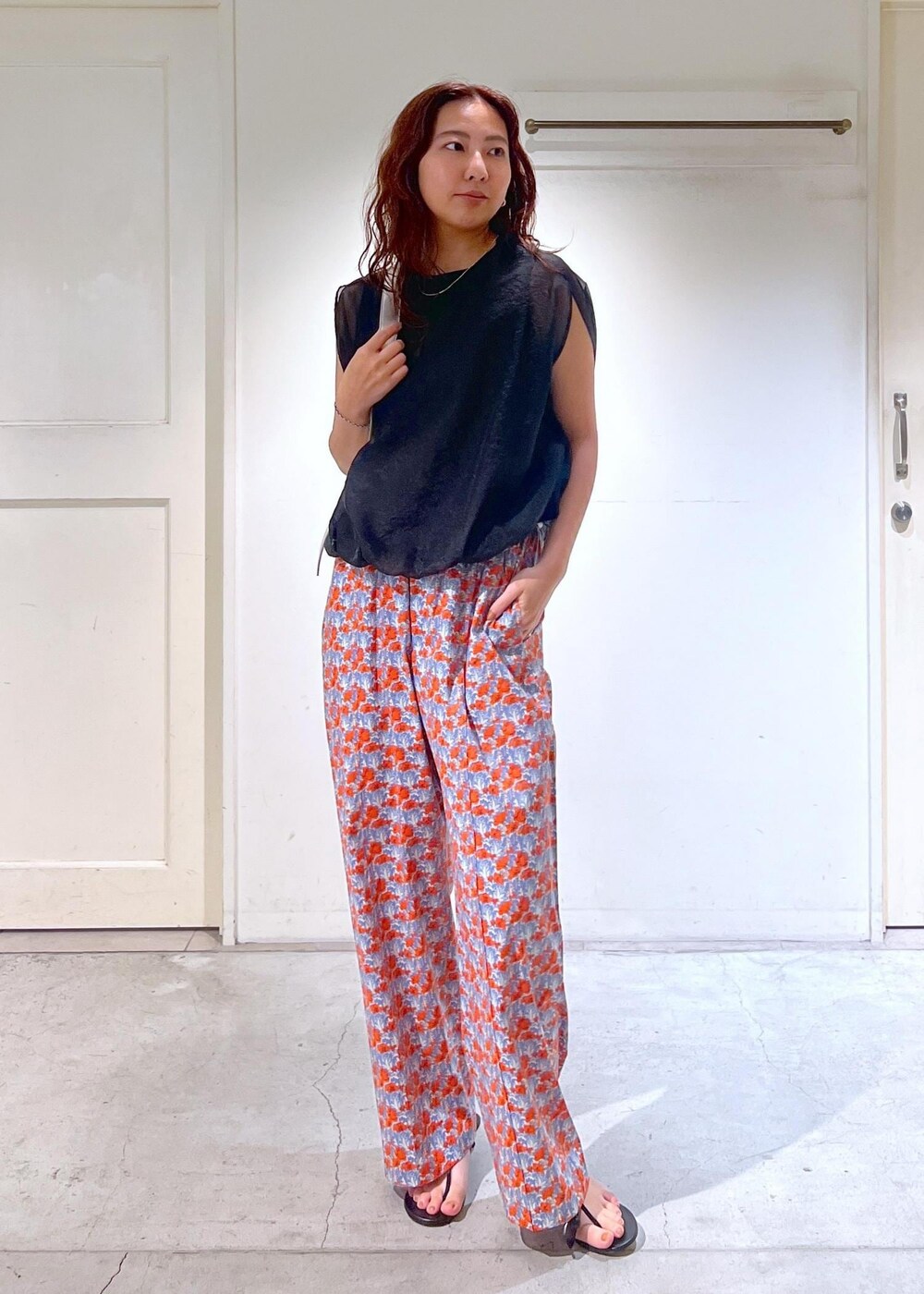 シルバー系のショルダーバッグ、ブラック系のサンダル、ブラック系のTシャツ/カットソーを着用したレディースの夏コーディネートの3枚目の写真