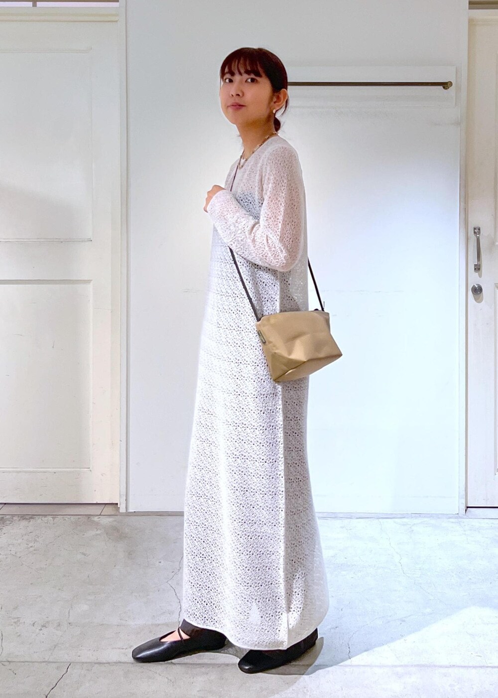 ブラウン系のその他パンツ、ブラック系のパンプス、グレー系のワンピースを着用したレディースの秋コーディネートの4枚目の写真