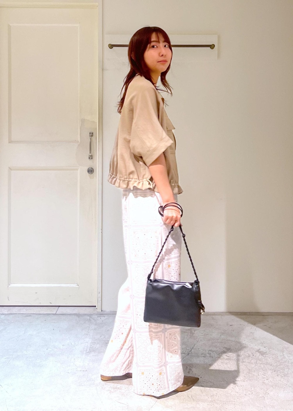 ブラック系のショルダーバッグ、その他のパンプス、ベージュ系のその他パンツを着用したレディースの春コーディネートの4枚目の写真