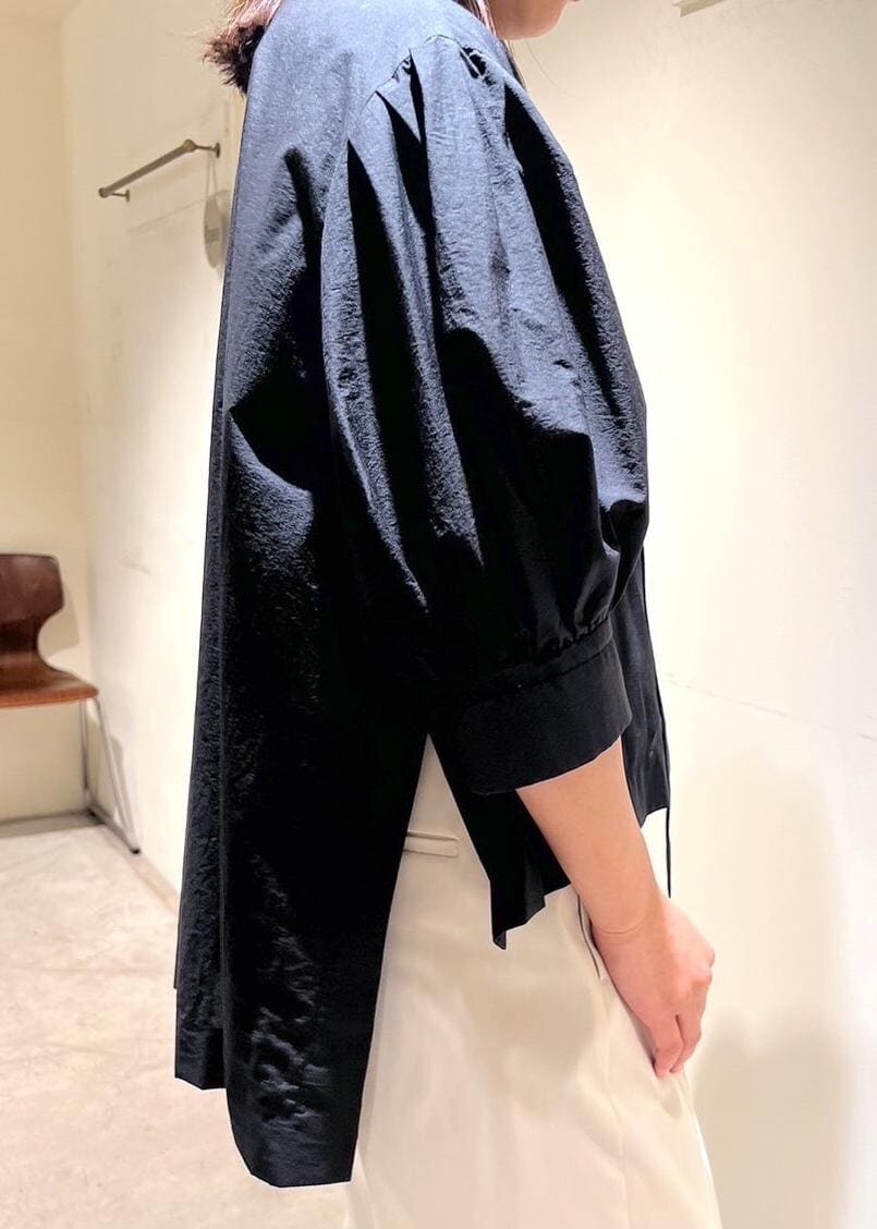 イエロー系のショルダーバッグ、ブラック系のサンダル、ホワイト系のその他パンツを着用したレディースの夏コーディネートの4枚目の写真