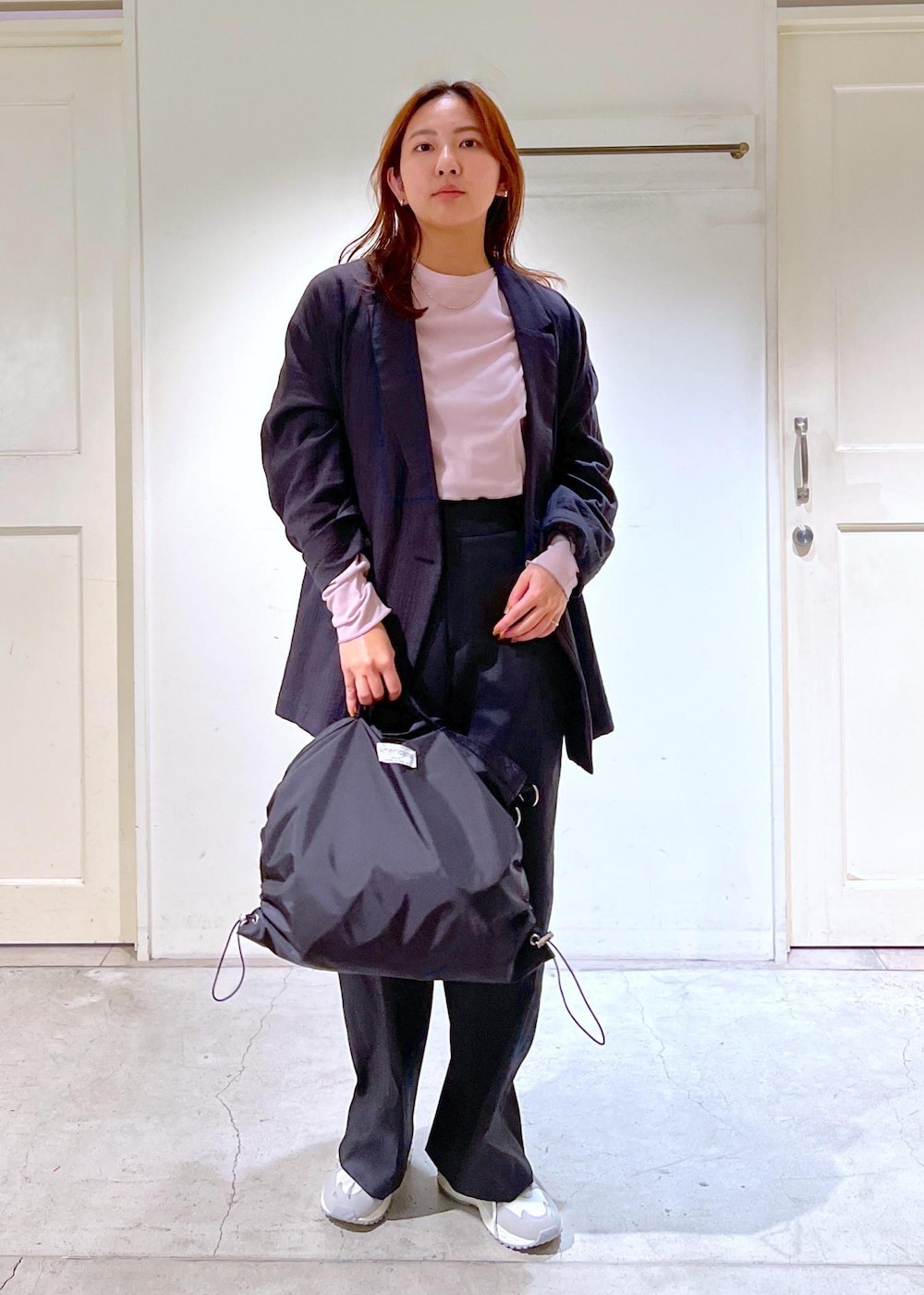 ブラック系のその他パンツ、パープル系のTシャツ/カットソー、ブラック系のテーラードジャケットを着用したレディースの春コーディネートの2枚目の写真