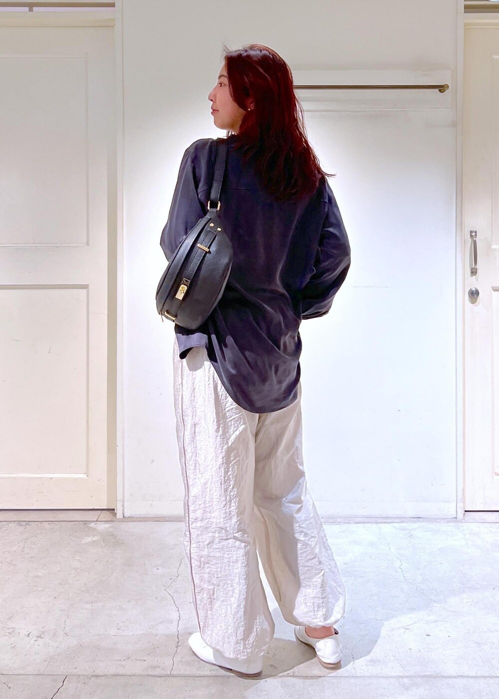 ホワイト系のその他シューズ、グレー系のその他パンツ、グレー系のシャツ/ブラウスを着用したレディースの春コーディネートの4枚目の写真