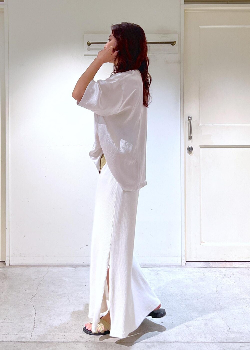 ゴールド系のサンダル、イエロー系のキャミソール、ホワイト系のTシャツ/カットソーを着用したレディースの夏コーディネートの3枚目の写真