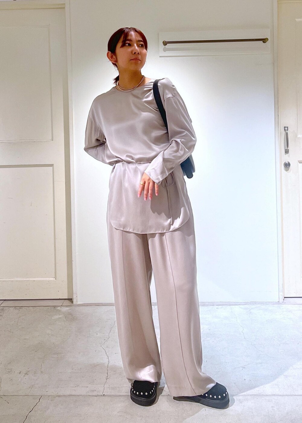 グレー系のその他パンツ、グレー系のシャツ/ブラウス、ブラック系のショルダーバッグを着用したレディースの秋コーディネートの2枚目の写真