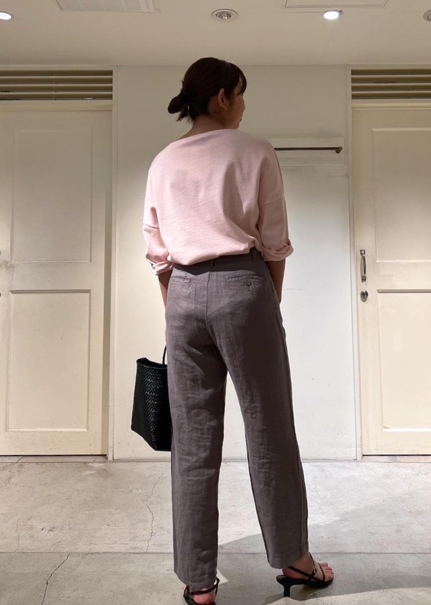 ブラック系のサンダル、グリーン系のその他パンツ、ブラック系のかごバッグを着用したレディースの夏コーディネートの3枚目の写真