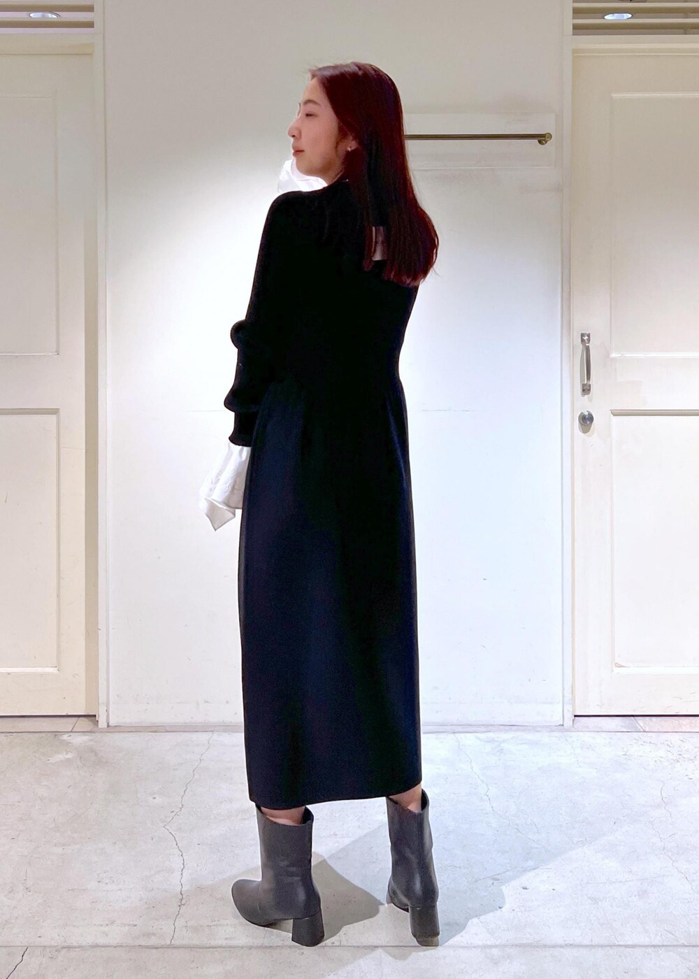 ホワイト系のその他アウター、ブラック系のブーツ、ブラック系のワンピースを着用したレディースの冬コーディネートの3枚目の写真