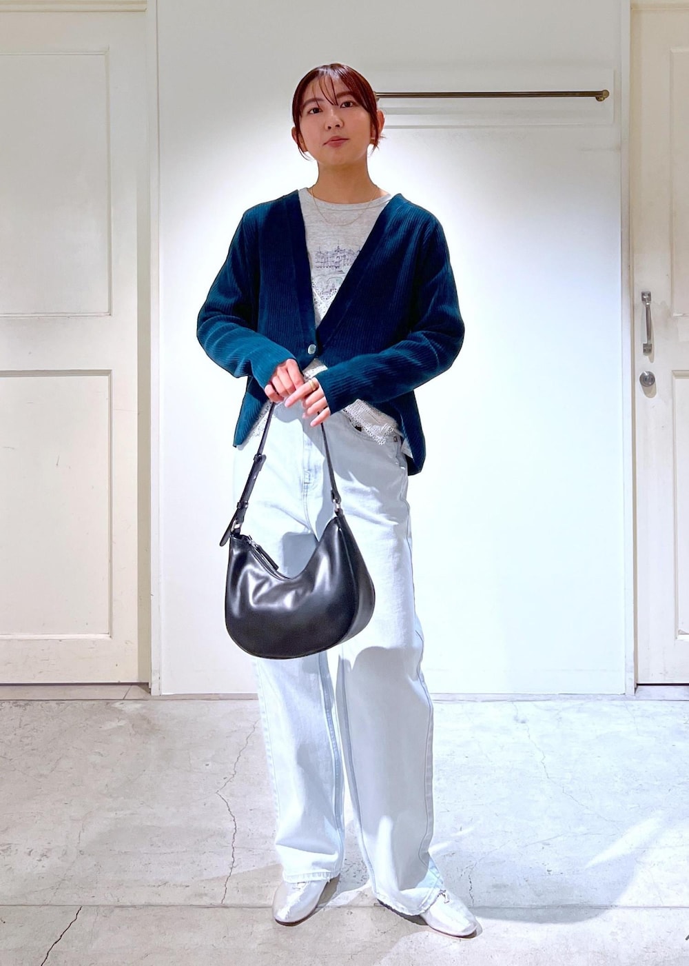 シルバー系のその他シューズ、ブルー系のデニムパンツ、ホワイト系のキャミソールを着用したレディースの冬コーディネートの3枚目の写真