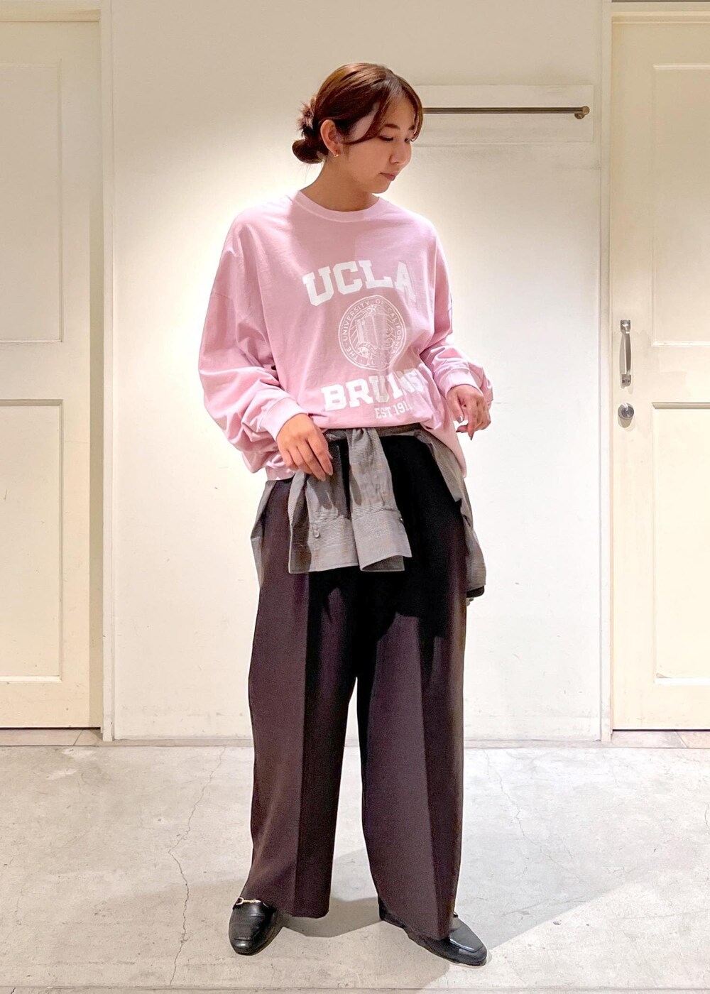 ブラック系のシャツ/ブラウス、ピンク系のTシャツ/カットソー、ブラウン系のスラックスを着用したレディースの秋コーディネートの2枚目の写真