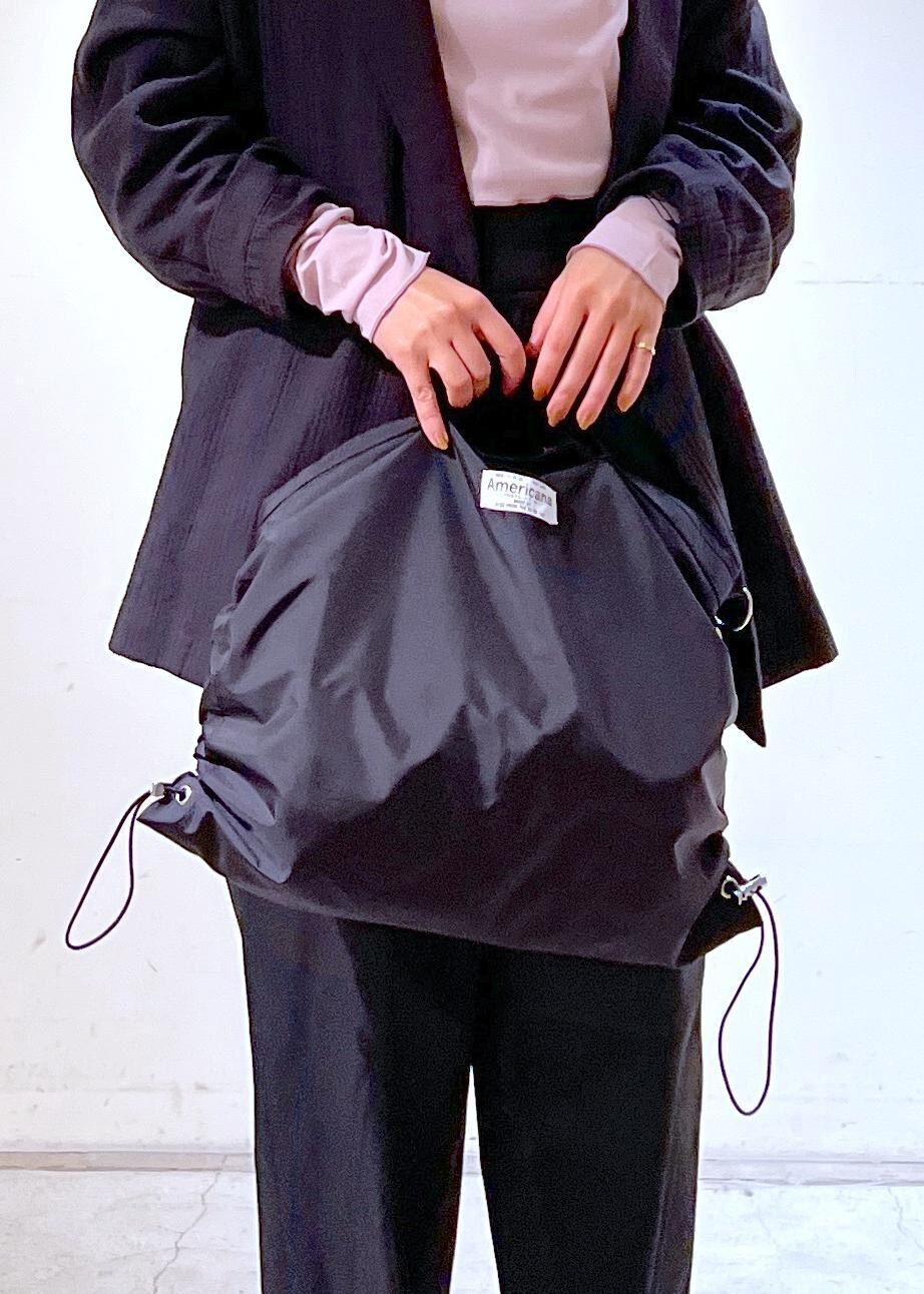 ブラック系のその他パンツ、パープル系のTシャツ/カットソー、ブラック系のテーラードジャケットを着用したレディースの春コーディネートの7枚目の写真