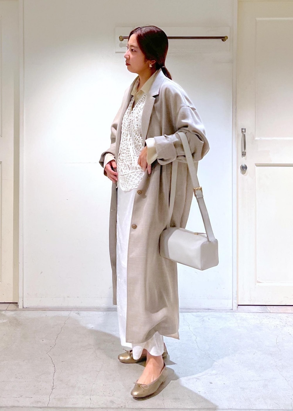 「UP + LIKE LINEN、セットアップ、ジャケット、リネンライク、ガウンコード、レースジレ、レースベスト、ジレ、ベスト、シルク、シャツ、シルクシャツ、ウォッシャブル、ベロア、ベロアスカート」｜「SALON adam et rope'のウォッシャブルシルクオーバーシャツ【セットアップ対応】（シャツ/ブラウス、ベージュ系）」を使った、EBATAさん（レディース・162cm）の冬コーディネートの2枚目の写真
