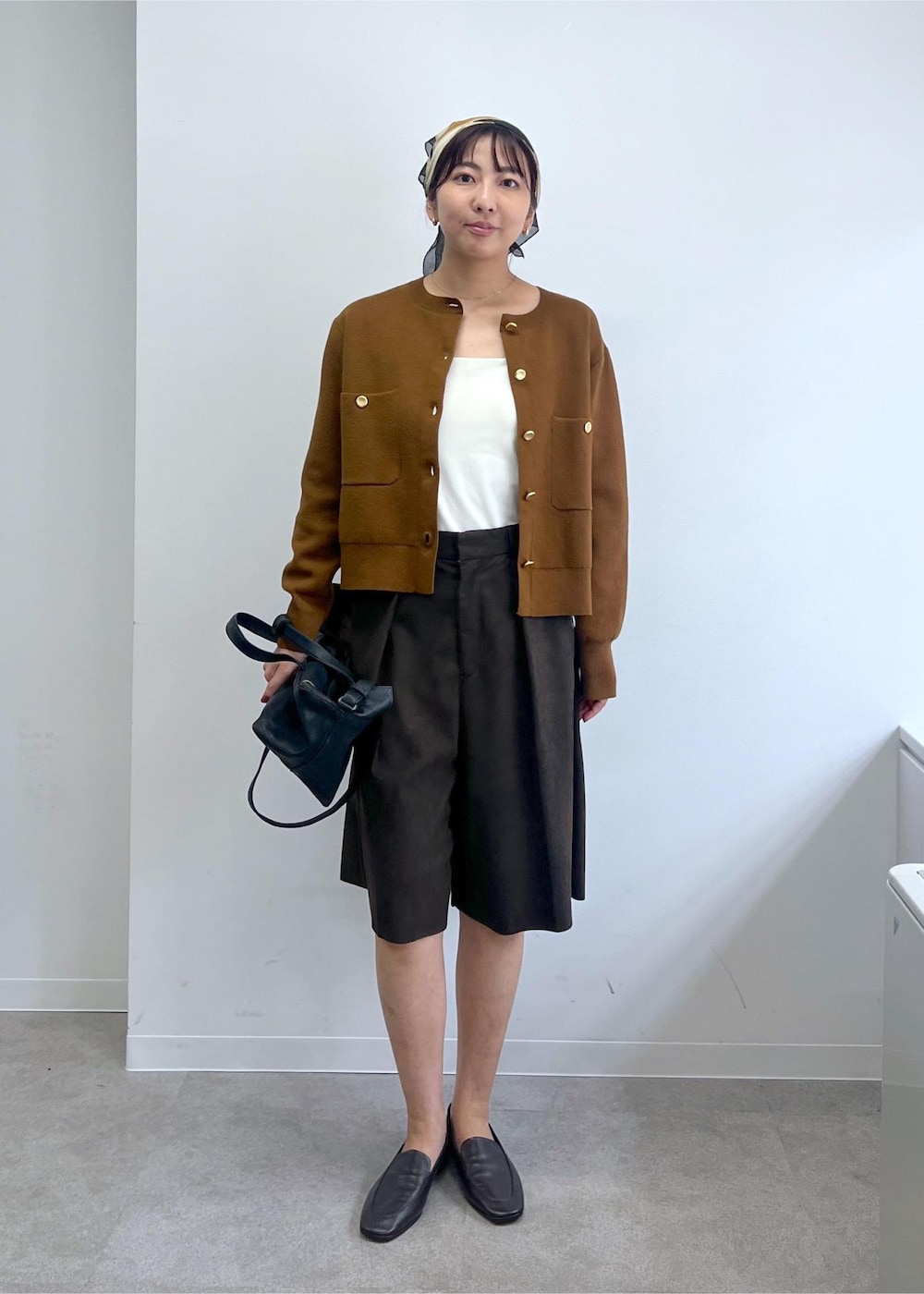 ブラック系のローファー、ブラウン系のその他パンツ、イエロー系のカーディガン/ボレロを着用したレディースの秋コーディネートの2枚目の写真
