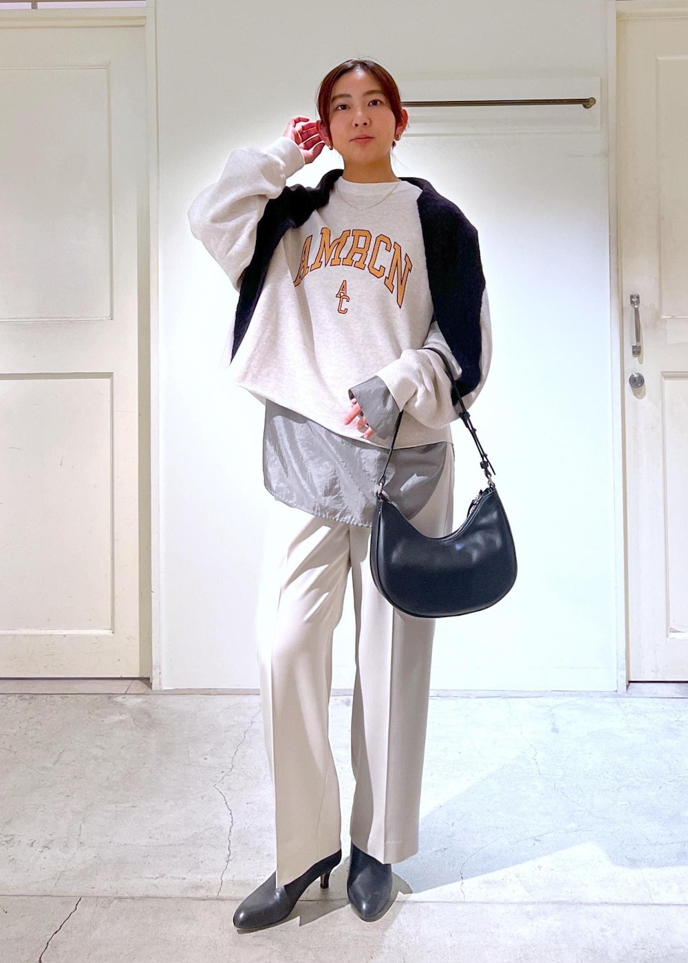 「Americana、イージーパンツ、ベージュ、オフホワイト、ワイドパンツ、ブラウス、グレー、シアー、スカーフ、ストール、THROW、スロー、ブラック、REMME、レメ」｜「SALON adam et rope'の【REMME（レメ）】アンクルブーツ 5センチピンヒール（ブーツ、ブラック系）」を使った、EBATAさん（レディース・162cm）の冬コーディネートの2枚目の写真