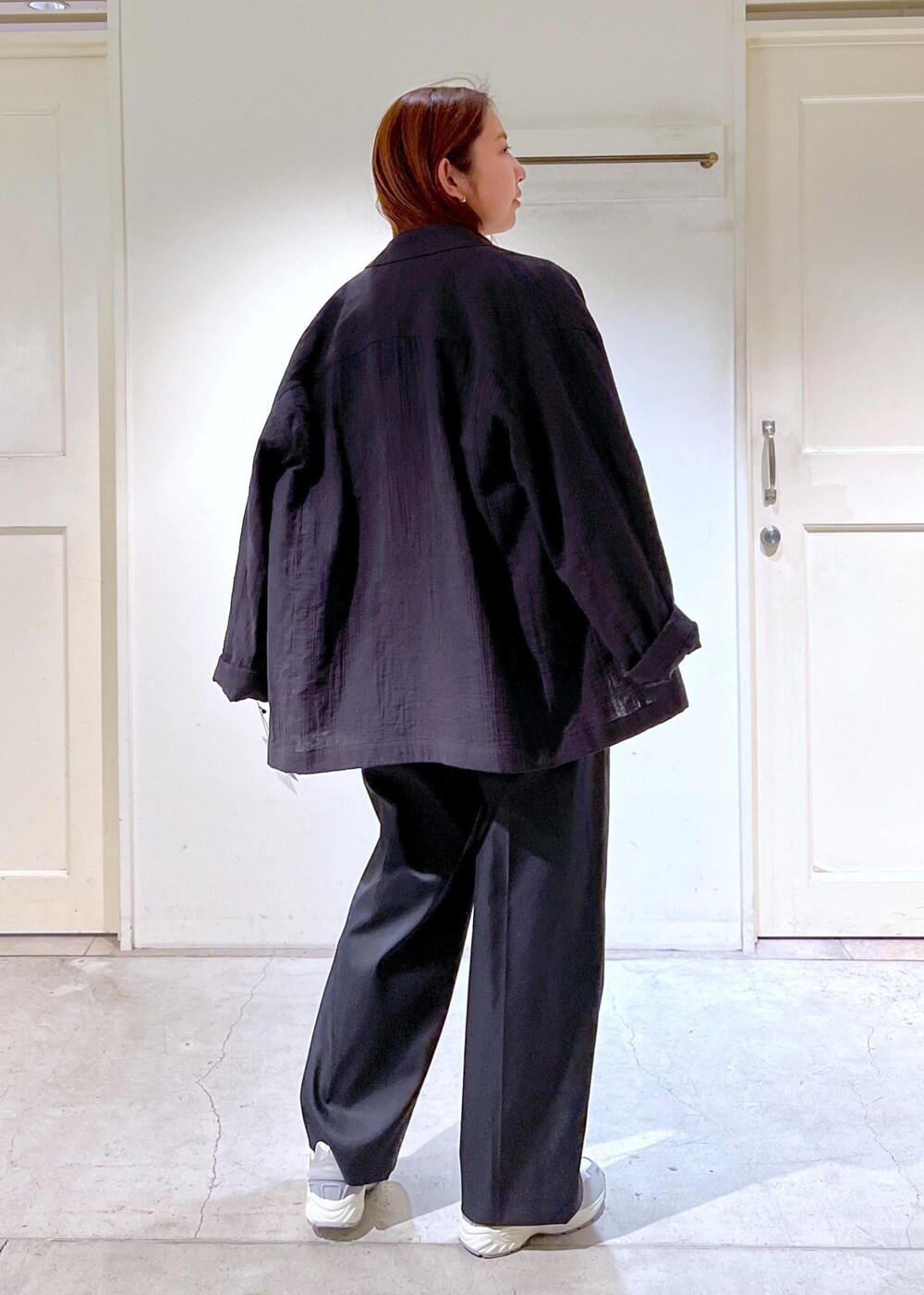 ブラック系のその他パンツ、パープル系のTシャツ/カットソー、ブラック系のテーラードジャケットを着用したレディースの春コーディネートの5枚目の写真