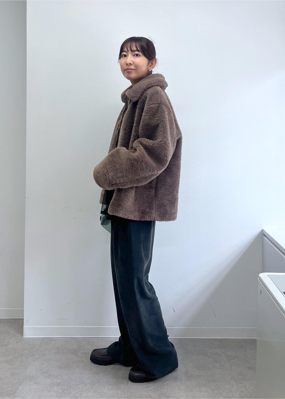 ブラウン系のローファー、ブラック系のその他パンツ、ブラウン系のブルゾンを着用したレディースの秋コーディネートの3枚目の写真